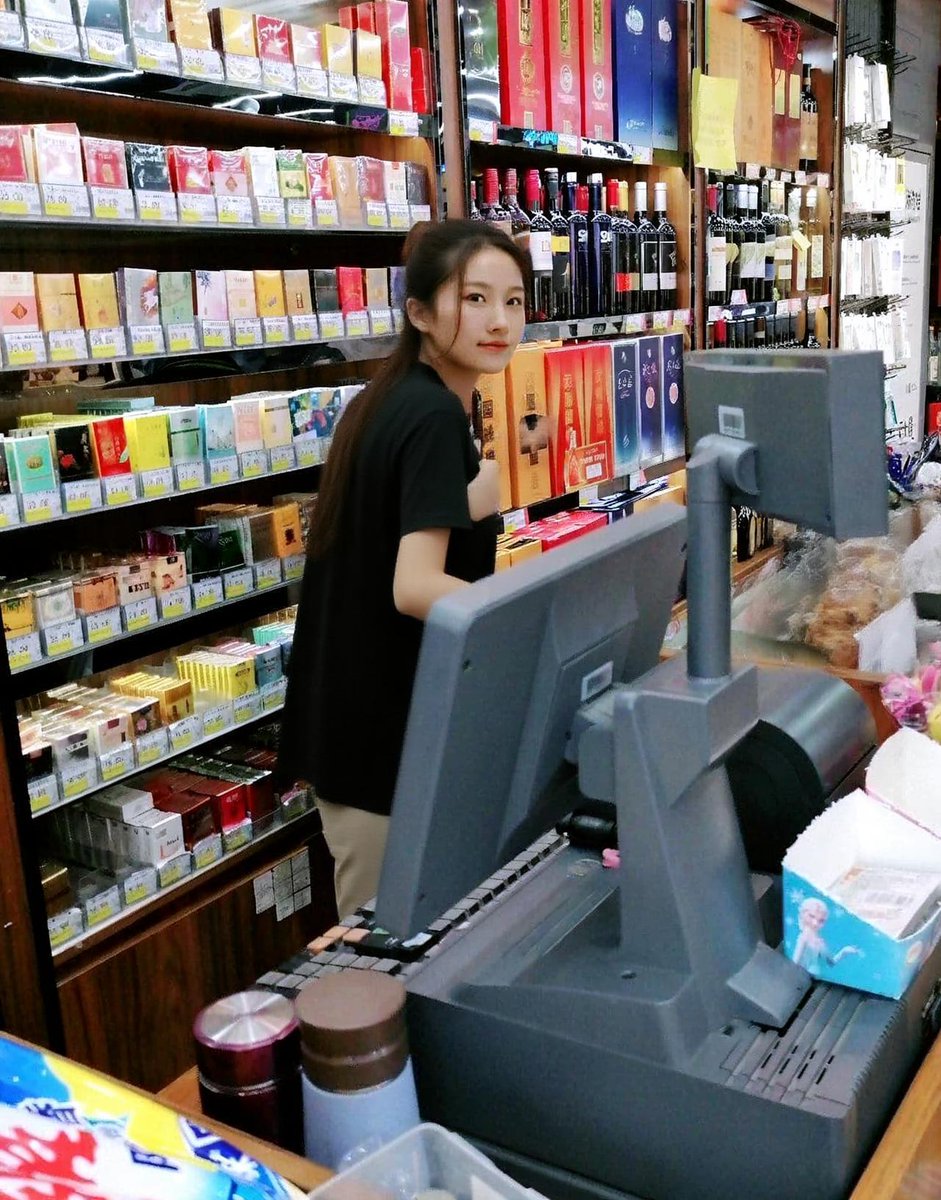 mdperez_crypto's tweet photo. Fresh cold brew coffee u0026 creamy mooncakes restocked tonight at 7-Eleven! Perfect late-night snack or pick-me-up https://t.co/f0ooyeo92u