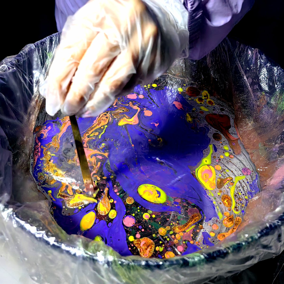 djSHofficial's tweet photo. Tried finger painting for the first time today! No brushes, no rules, just messy, vibrant strokes that turned my stress into a tiny colorful masterpiece. Art is really about feeling, not perfection  #ArtIsForEveryone https://t.co/CvTqgDgyIp