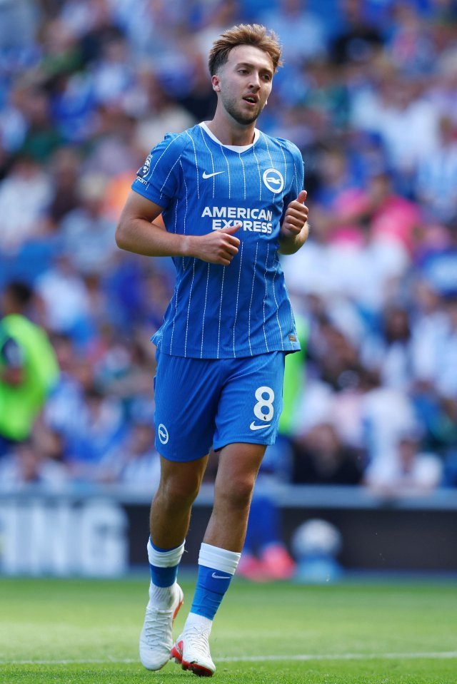 lateriser12's tweet photo. Some notes as I keep clocking pre-season highlights.

Will continue to thread it all. 

Sunderland

- Hume didn't play Right mid. He played right back. 
- Ballard very frequently used on set pcs.
- Le Fee didn't get into many promising positions. 
- Onien had a good game at 4.0M. Created a couple of promising chances. 

Brighton

- Hinshelwood furthest forward almost playing like a 9.5 as Rutter likes to drift wide. Had two big chances outside of his goal. Did the I smell a goal celebration when he scored. Good movement. 
- Verb made some good saves.
- De Cuyper involved in a lot of attacks. Played left wing. Took some set pcs along with Gross. 
- Gross further forward once Hinshelwood subbed off. Almost scored. 
- Vuskovic had a decent set pc chance.