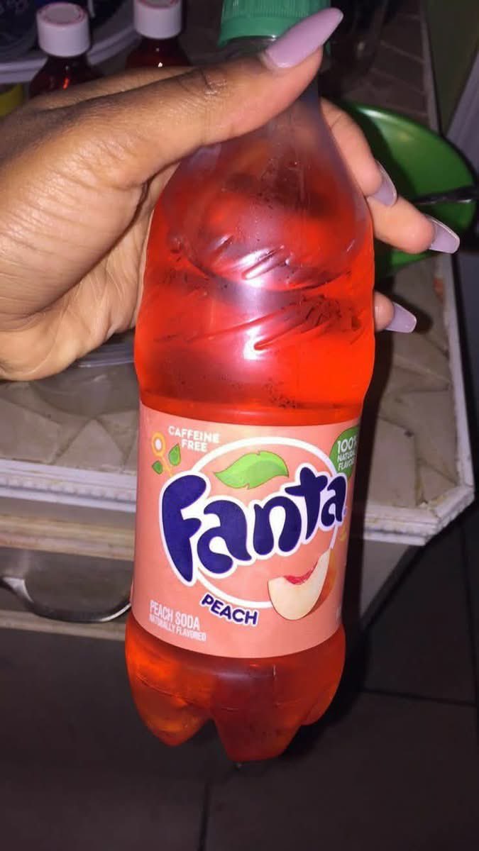 RoyIsThaTruth's tweet photo. let’s settle it !! which peach soda is the best ? 😩👀 https://t.co/hVczqy4QqX