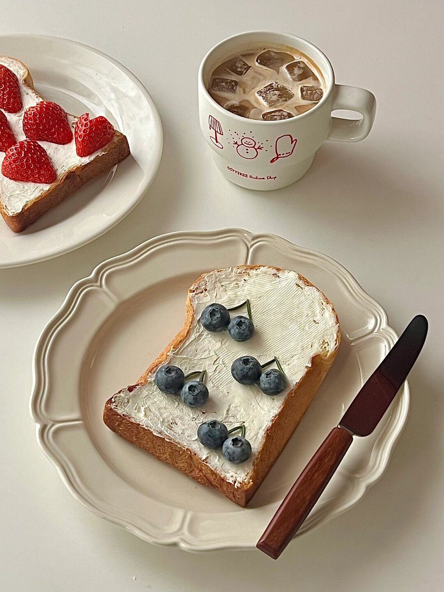 samtk87617053's tweet photo. This 5-minute Greek yogurt bowl with fresh berries u0026 a sprinkle of chia seeds is my go-to low-cal, high-protein post-workout pick. No guilt, all flavor! https://t.co/QAl2cQd6W7