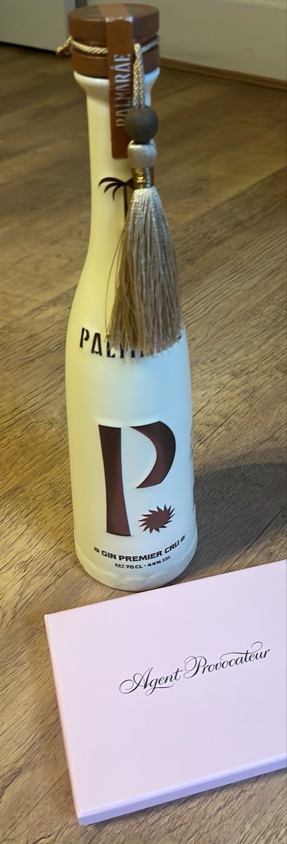 FamkeFonteyn's tweet photo. When a new friend makes the right impression! AP gift and a niche bottle of Gin which I am so excited to try! https://t.co/5OP1TKCiCc