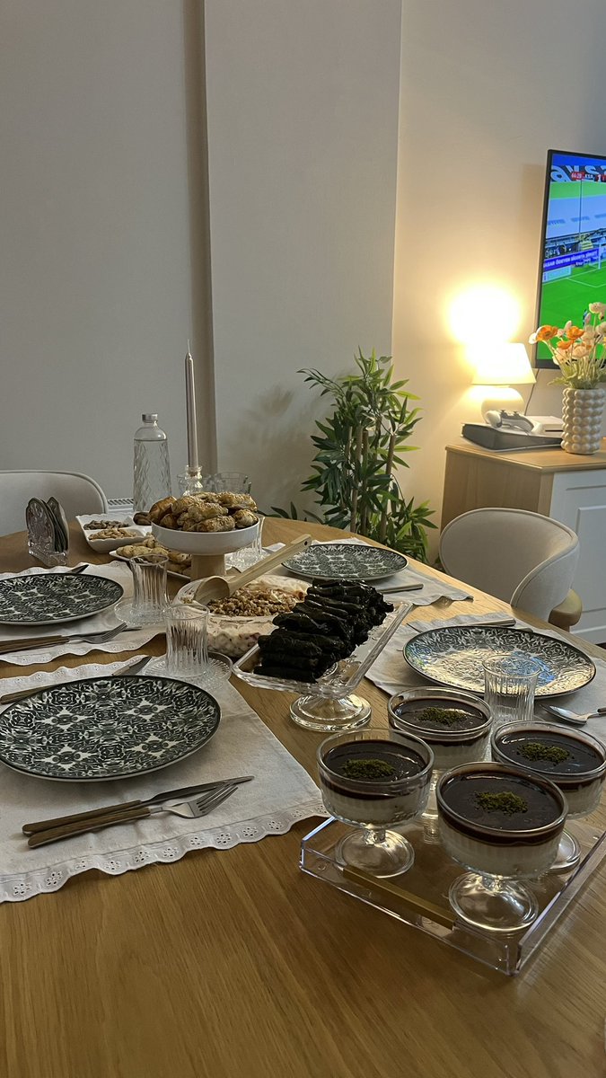 Busracac's tweet photo. akşamın en güzel hali
kalabalık değil kıymetli 🍪🌼 https://t.co/9u3811RWvl