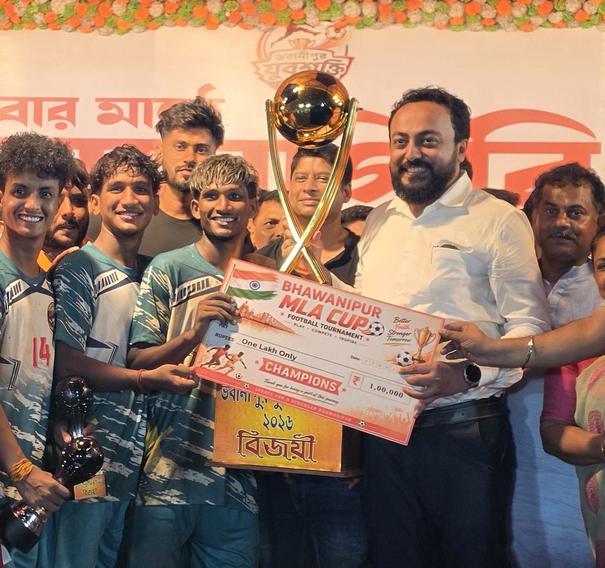 IndranilKhan's tweet photo. ভবানীপুরের সম্মানীয় বিধায়ক তথা পশ্চিমবঙ্গের সম্মানীয় মুখ্যমন্ত্রী শ্রী শুভেন্দু অধিকারী মহাশয়ের অনুপ্রেরণায় ভবানীপুর এমএলএ কাপ ফুটবল টুর্নামেন্টের সমাপন ও পুরস্কার বিতরণী অনুষ্ঠানে আজ সন্ধ্যায়।

#Bhabanipur #MLA #Football https://t.co/SP3RnZd5Gj