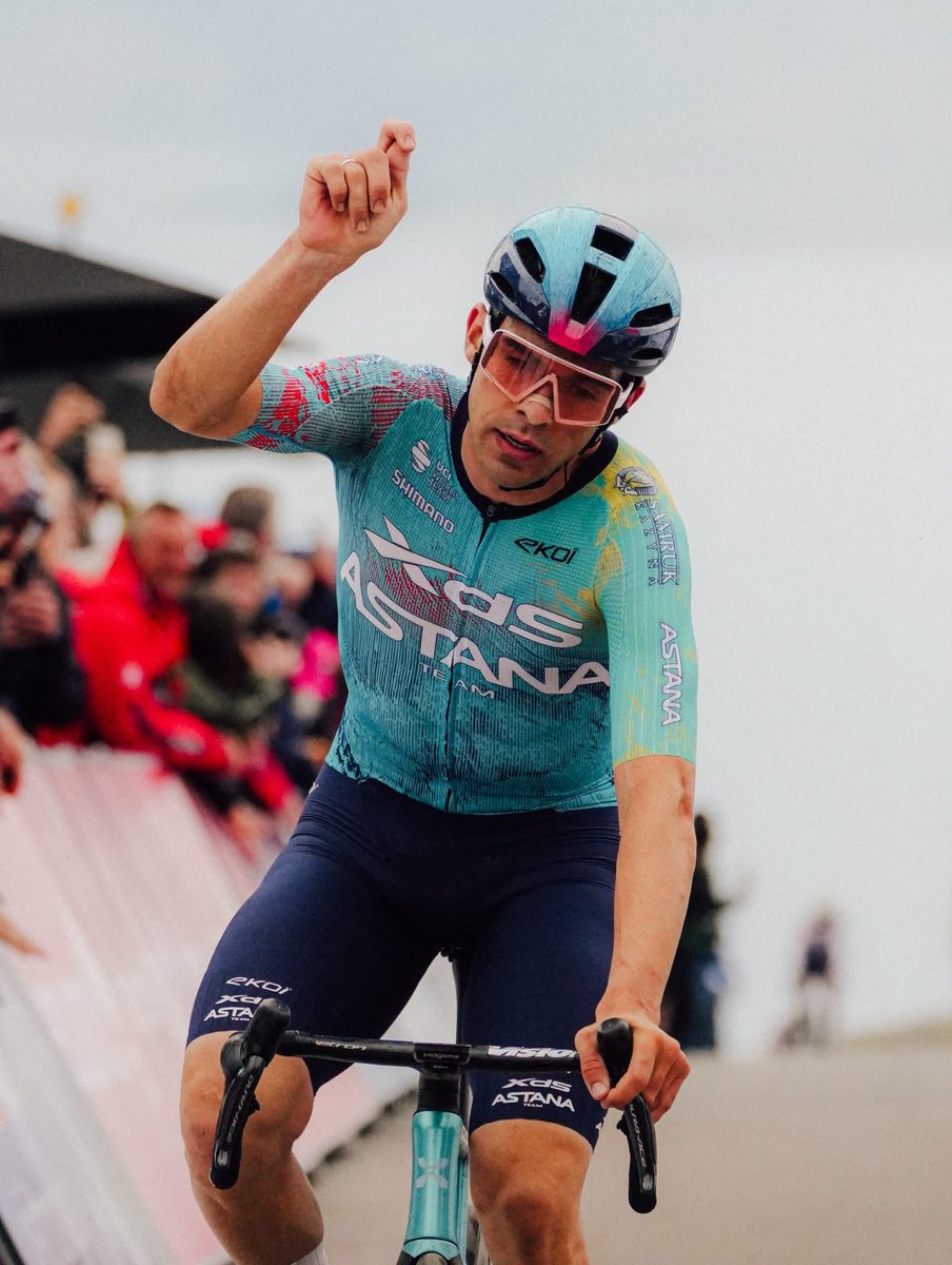 fedciclistauy's tweet photo. 🇺🇾🚴‍♂️ ¡VICTORIA URUGUAYA EN NORUEGA!

Thomas Silva 🇺🇾 se quedó con la 3.ª etapa de la Arctic Race of Norway 🇳🇴, la etapa reina de la competencia, y además pasó a liderar la Clasificación General. 🔥

Felicidades, Thomas 👏

📷: XDS Astana Team https://t.co/QBpUh4n8B4