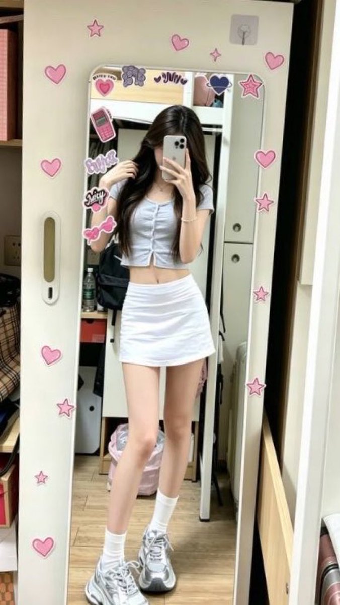 FAIZALDHYLA's tweet photo. 我觉得男的能给看的地方很少 顶多就是个鸡 上半身也不是什么很私密的部位 女人好吃亏 https://t.co/yyjr10NhgB