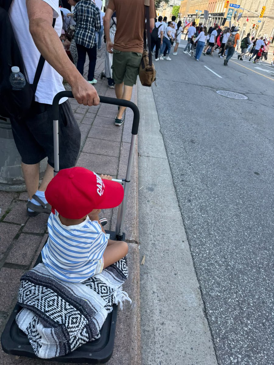 Sherrys6vh's tweet photo. Look at Ottawa today. 🇨🇦

Children, parents, young people and seniors — generations standing side by side for the same hope.

This is more than a gathering. It is a community showing how deeply its roots have grown in Canada.

@MarkCarney 

#ExtendTS2023 #MarchToOttawa #Ozlem https://t.co/wNoVyywUPE