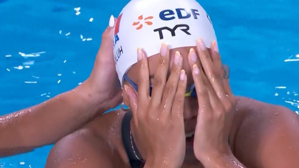 RMCsport's tweet photo. 🔥🇫🇷🥇Mary-Ambre Moluh !!! 
RECORD D'EUROPE !!! Mary-Ambre Moluh remporte la médaille d'Or du 100m dos ! Pauline Mahieu termine à la troisième place avec une médaille de bronze !
https://t.co/H9r1lf3MhI https://t.co/BM2tBr4MS0