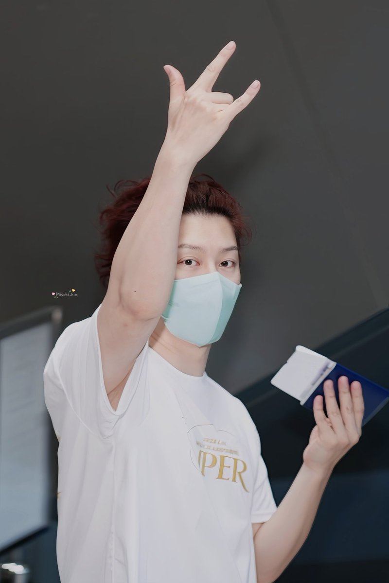 CINSNOW1122's tweet photo. Safe flight na kaaa love u and see u kaa  !!😊🤭 #슈퍼주니어_83z #SUPERJUNIOR_83z
#SUPERJUNIOR_83z_1983_BKK #HEECHUL  #희철 https://t.co/MyDmCQ7aXO