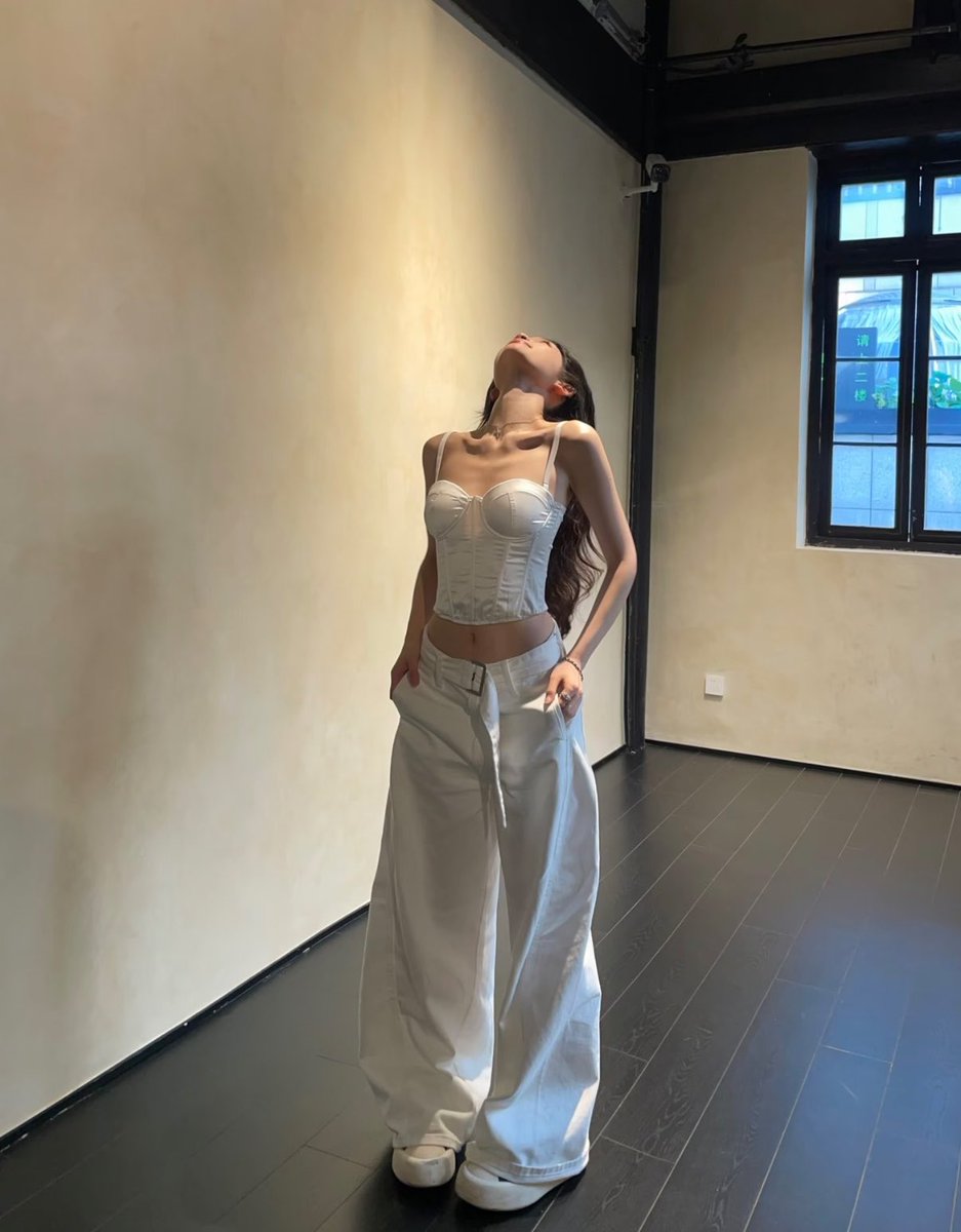 m12xxna's tweet photo. カリカリな子が露出高い服とかピチピチの服着てても下品なえろさがミリも出なくて好き https://t.co/fmYiUw9yAY