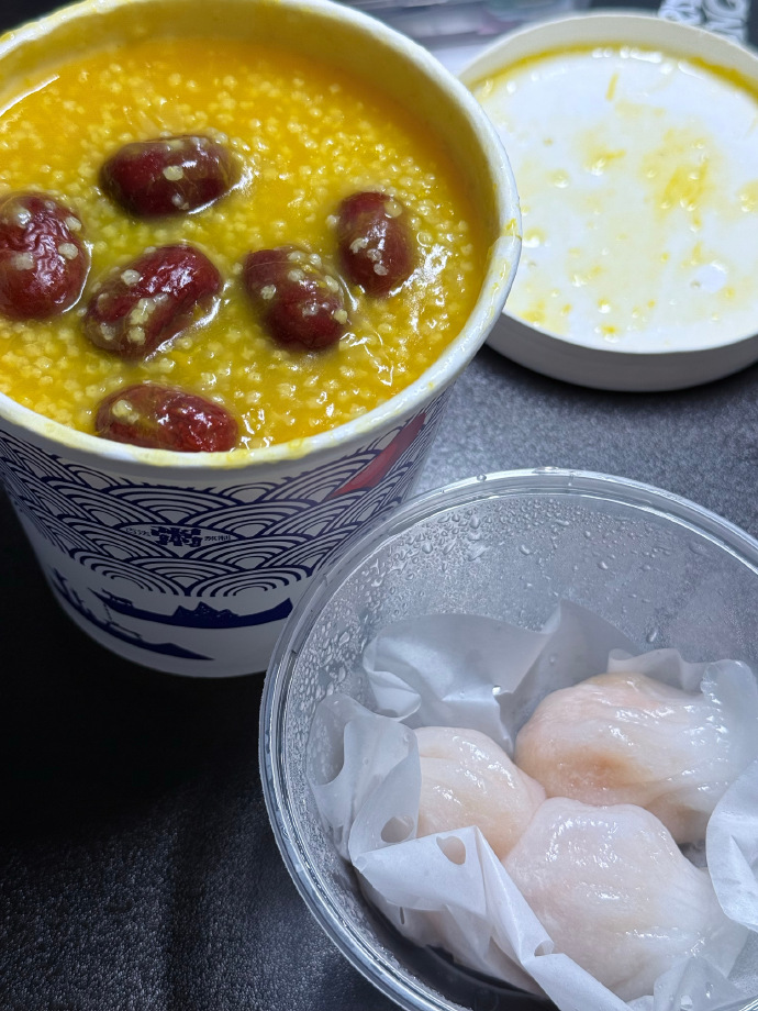 AnnaCamposbr's tweet photo. [Late night snack run: warm congee with century egg u0026 pork, steaming hot and ready to chase the midnight blues away. Nothing hits quite like this.]， https://t.co/ghz6bIsR5S
