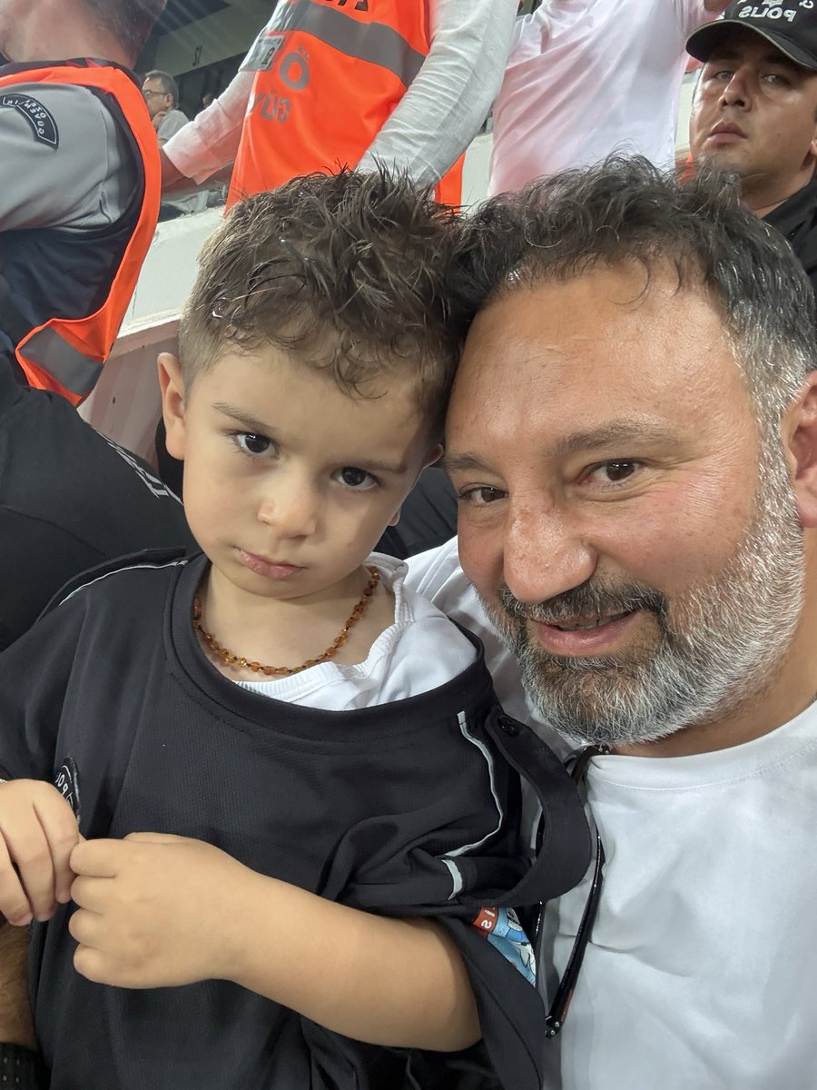 SelamiAlmci's tweet photo. @Fenereditor Oradaki polisimize çok teşekkür ederim bir baba olarak zor anlar yaşayacaktım davranışlarına engel olamayan bir insanın anlayışsız davranması üzerine polisimiz bize yardımcı oldu üstüne ayyıldızlı bayrağımızın olduğu polis tişörtünü giydirdi son sözümüz Fenerbahçe 💙💛 https://t.co/OfzqylF5no