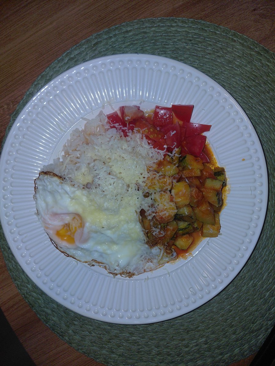 oqamanda's tweet photo. Eu que sou viciada em colocar parmesão ralado em tudo https://t.co/jrCr4utdoE
