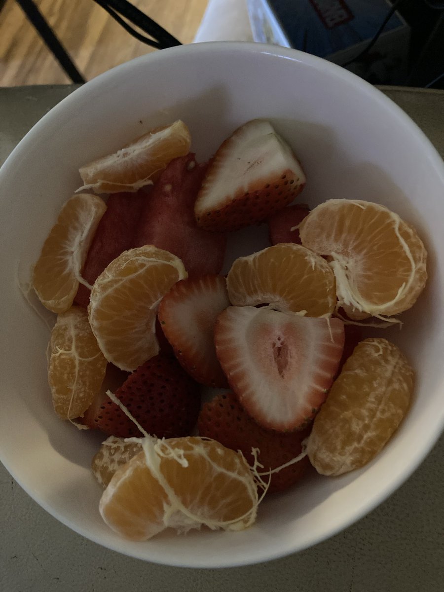 GansTrinit68013's tweet photo. Breakfast/lunch

5 pieces of watermelon 
5 strawberries 
1 mandarin orange

87 cals total

#edtwt #shedtwt #mealspo #ricecaketwt #edrtwtㅤ https://t.co/VxrmXb5GnD