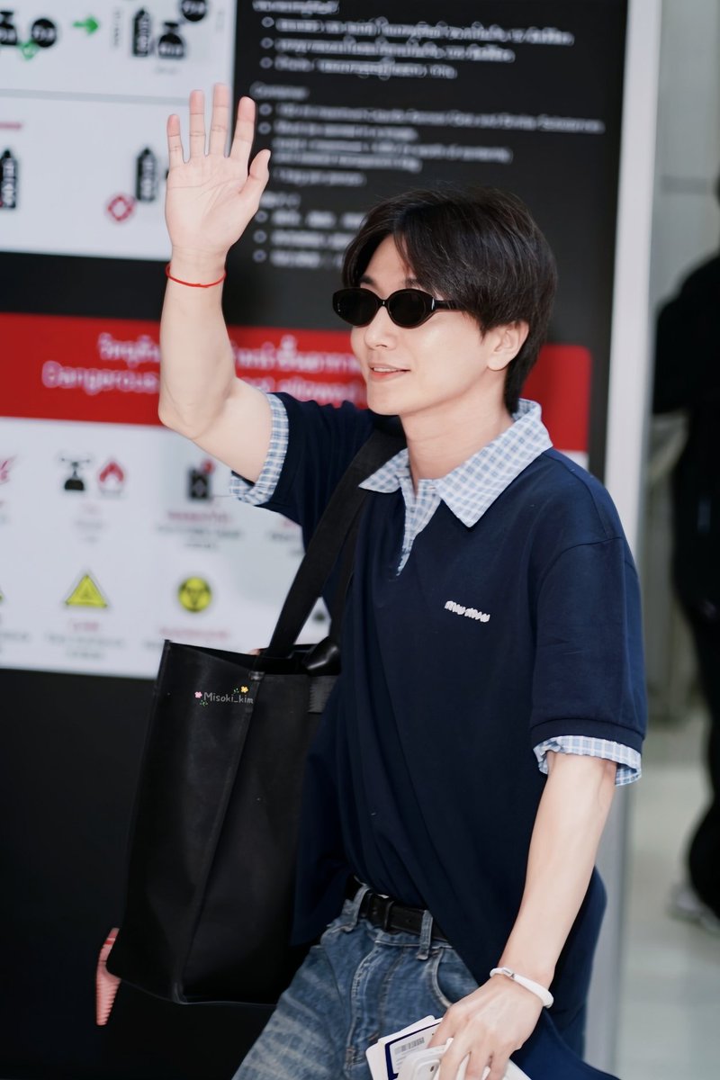 CINSNOW1122's tweet photo. Safe flight ka P' Teuk the best Leader 😊🤗
#이특 #LEETEUK #슈퍼주니어_83z #SUPERJUNIOR_83z
#SUPERJUNIOR_83z_1983_BKK https://t.co/tf3EE9NwAM