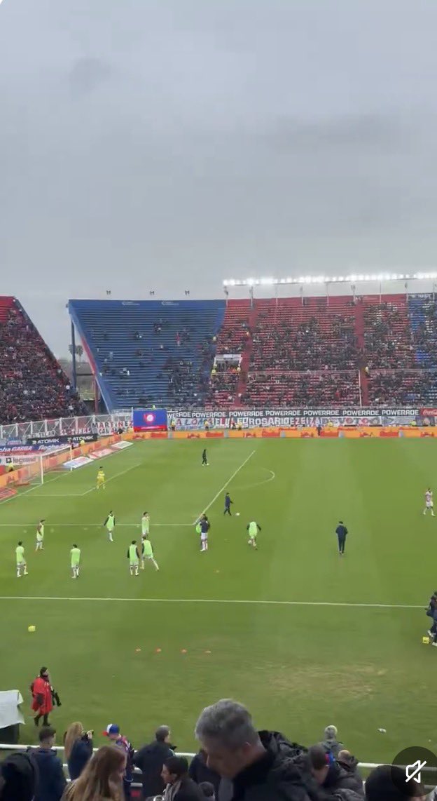 Velezonline's tweet photo. Pero Vélez nunca llena la cancha los lunes y coso… https://t.co/gn5Uar5dHo