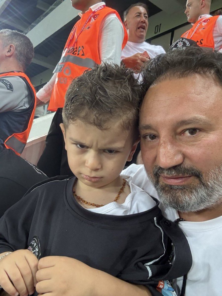 buzzspor's tweet photo. Forması çıkarılan minik Fenerbahçe taraftarının babası:  "Polisimize çok teşekkür ederim; bir baba olarak zor anlar yaşayacaktım. Davranışlarına engel olamayan bir insan yüzünden polisimiz bize yardımcı oldu ve oğlumun üstüne polis tişörtünü giydirdi." https://t.co/VRmbNrpUAV