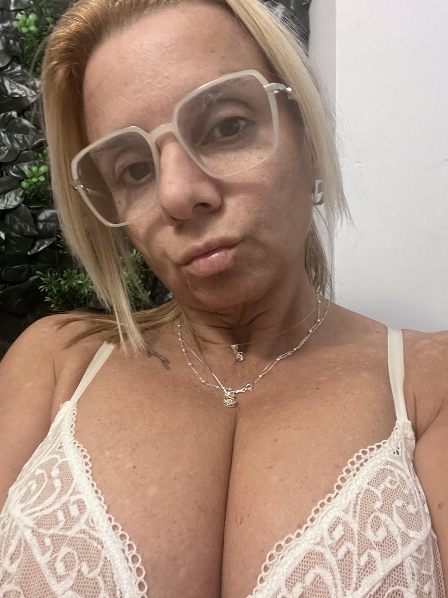 Part_z7T94's tweet photo. Be honest... do men still find women without tattoos attractive these days? https://t.co/U4Xi6EFJMA