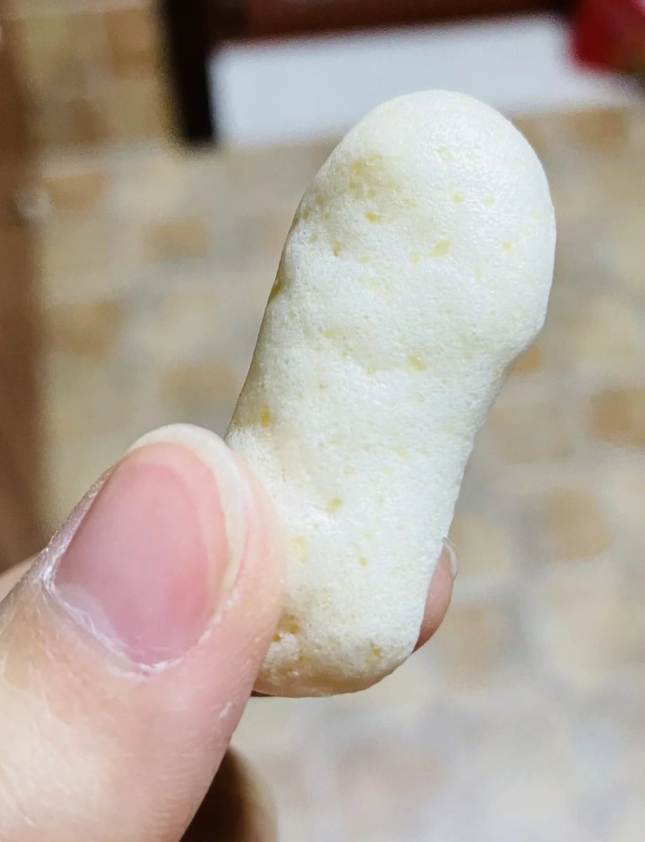 IsabelInocenci1's tweet photo. Just grabbed these crispy matcha rice crackers! Sharing is caring – who wants a bite https://t.co/G4CJDqDO7l