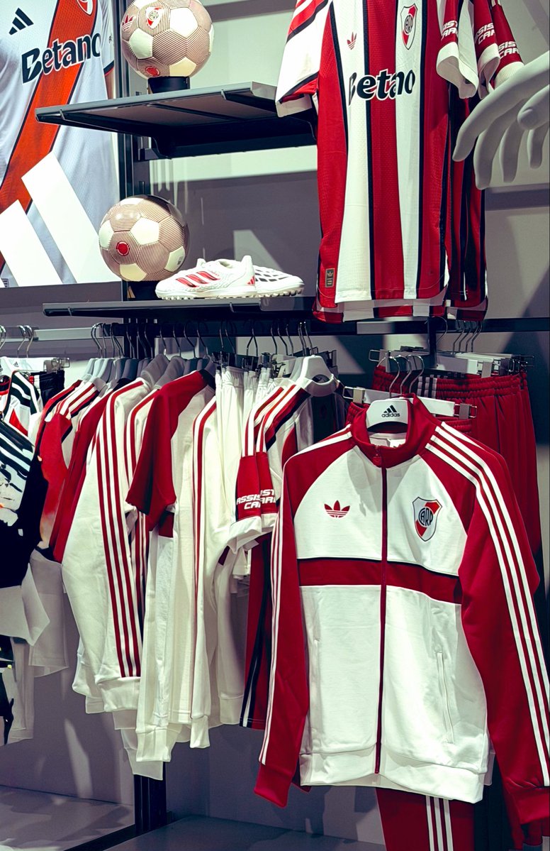 AmarasLaPatria's tweet photo. La nueva colección de River que mezcla con el 125 aniversario sunalocura. Lastima que no le metemos un gol a nadie 😭 https://t.co/VRmmsyP7zF