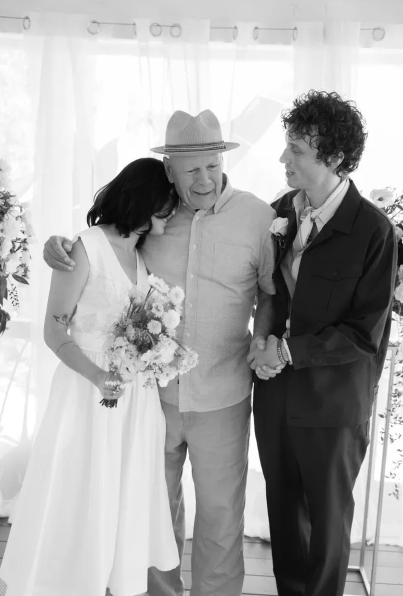 ComplexPop's tweet photo. Bruce Willis, who has been living with frontotemporal dementia, made an appearance at his daughter Tallulah’s wedding. ❤️‍🩹

He was photographed with his daughter and Justin Acee. 🥹 https://t.co/cYKwksbh8X