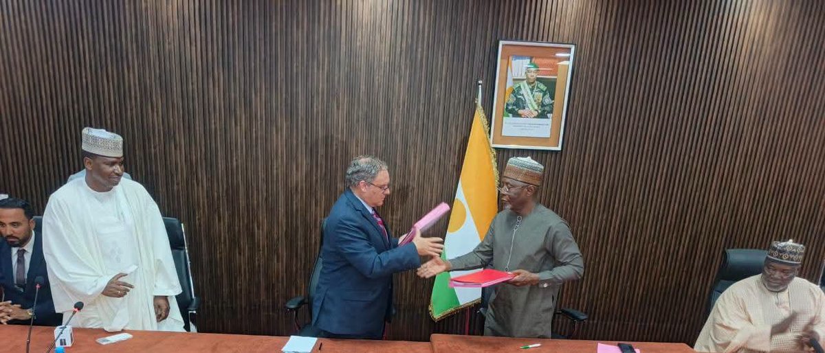 aboubacarybarma's tweet photo. L'accord conclu entre le #Niger et #Zimar, après plusieurs mois de négociation, prévoit la construction et l'exploitation d'une #raffinerie moderne d'une capacité de 100.000 b/j à Dosso. https://t.co/RUdCsmOBqO