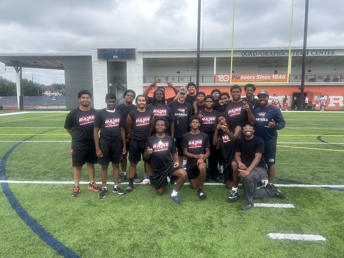HarlemDavis_28's tweet photo. Great visit at Carroll today. Blessed for the opportunity and excited for what’s ahead. I want to also thank @TimSNel53 and @CoachBuddah for allowing us to experience this opportunity 🏈🙏 #RTB⚡️ https://t.co/TRg3AVFSKI