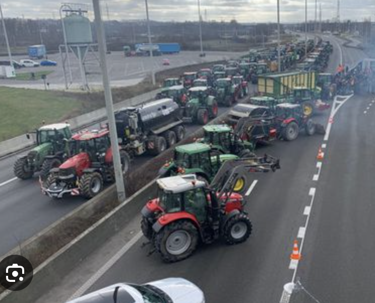 Klas_Liberaal's tweet photo. Vrijheid van demonstratie is een pijler van de rechtsstaat. Maar geen enkel grondrecht is een vrijbrief om snelwegen en spoorlijnen te blokkeren. Wie dat doet, is strafbaar bezig en moet aangepakt worden.

De politiek en @Het_OM moeten één lijn trekken en handhaven. https://t.co/ff7l7pgrL7