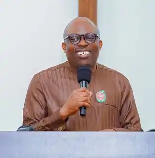 SarautaMaryam's tweet photo. What Adeleke is doing in Osun is what we expected from the spineless stooge in Rivers.

Fubara badly underestimated the power he wielded as a sitting governor.

I mean, even if you must lose, lose on your feet—not on your knees. 🤦🏽‍♀️ https://t.co/nFcW2qDTjP
