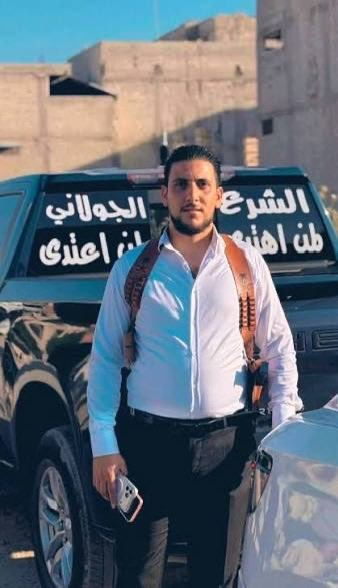 omar_alharir's tweet photo. المدعو خالد الدروبي والذي ظهر في استعراضات مع سيارات بدون لوحات وسلاح ليس أخ زوجة الرئيس ولا ابن أخيها ومجرد تشابه في اسم العشيرة فقط وهي عشيرة ليست صغيرة ويملك محل تأجير سيارات منذ عهد النظام البائد ولا دخل له بأي معركة ولا له أي صفة رسمية وتجري ملاحقته حالياً لاستخدامه السلاح بدون رخصة مع التشهير فيه وإزالة اللوحات من السيارات