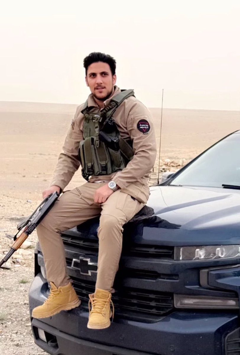 omar_alharir's tweet photo. المدعو خالد الدروبي والذي ظهر في استعراضات مع سيارات بدون لوحات وسلاح ليس أخ زوجة الرئيس ولا ابن أخيها ومجرد تشابه في اسم العشيرة فقط وهي عشيرة ليست صغيرة ويملك محل تأجير سيارات منذ عهد النظام البائد ولا دخل له بأي معركة ولا له أي صفة رسمية وتجري ملاحقته حالياً لاستخدامه السلاح بدون رخصة مع التشهير فيه وإزالة اللوحات من السيارات
