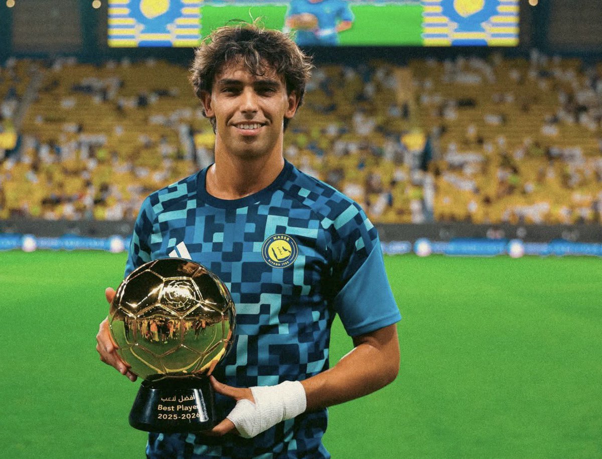 halftym_1's tweet photo. Joao Felix with his Saudi Balon D’Or award. 
#halftym #joaofelix https://t.co/tfoudpwAlC