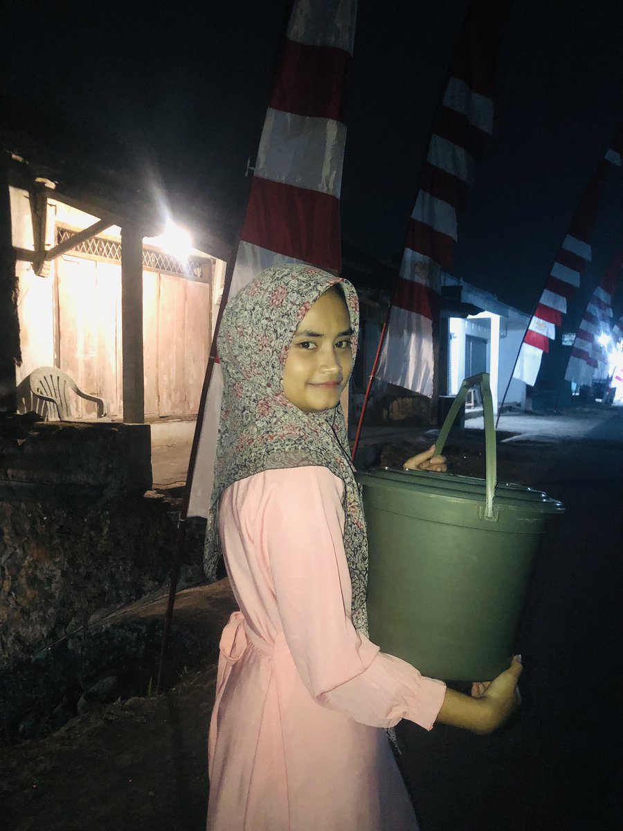 namakudiazfa's tweet photo. ikut ngaji sama eyang pulangnya bawa ember beserta isinya https://t.co/vtdMdEEPkw
