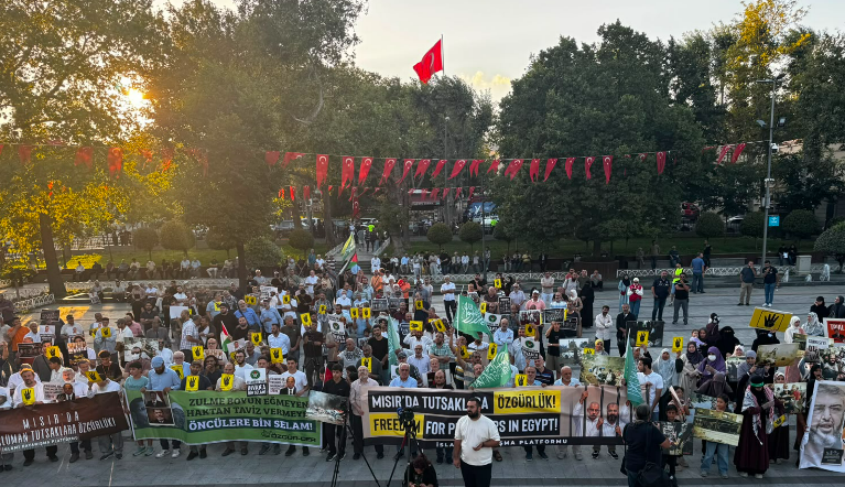HaksozHaber's tweet photo. Rabia direnişinin yıldönümünde: Mısır zindanlarındaki Müslüman tutsaklara özgürlük! 

İslami Dayanışma Platformu, Sisi diktasının Mısır’da başta İhvan olmak üzere İslami hareketlere karşı sürdürdüğü zorbalıklara karşı Saraçhane’de bir araya geldi.

https://t.co/pAVpdpg333 https://t.co/vY8fcDf2Os