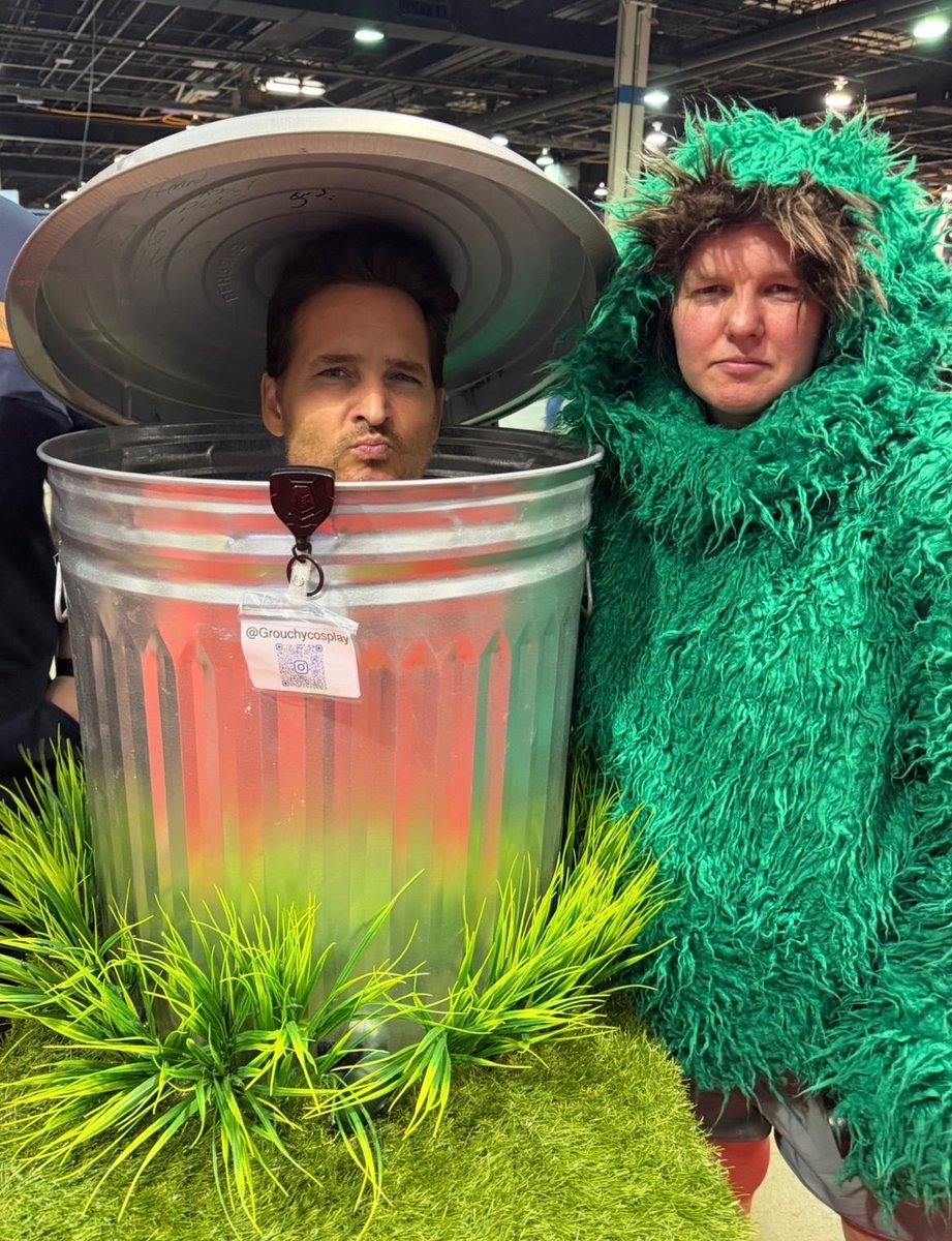 peterfacinelli's tweet photo. Feeling a little Grouchy today. Thanks Chicago for cheering me up. @fanexpochicago https://t.co/pPXcDtrjcK