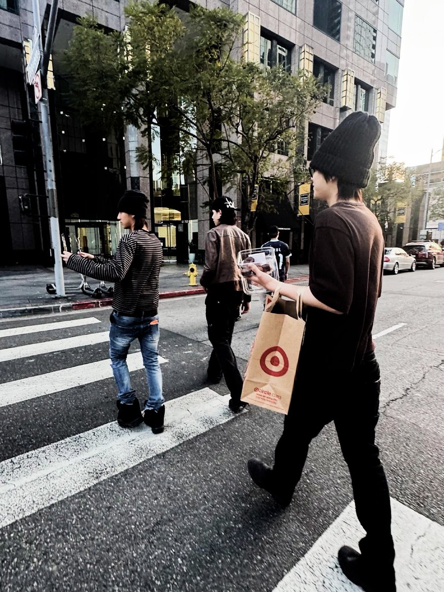 ocnyul's tweet photo. just a little grocery interlude https://t.co/MFu8Nqf9AZ