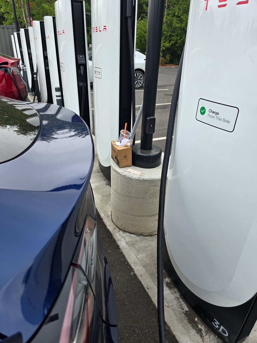 einvestigation2's tweet photo. TESLA OWNERS, WTF IS THIS?! CLAEN UP YOUR OWN GARBAGE! https://t.co/z3mfE7buYP