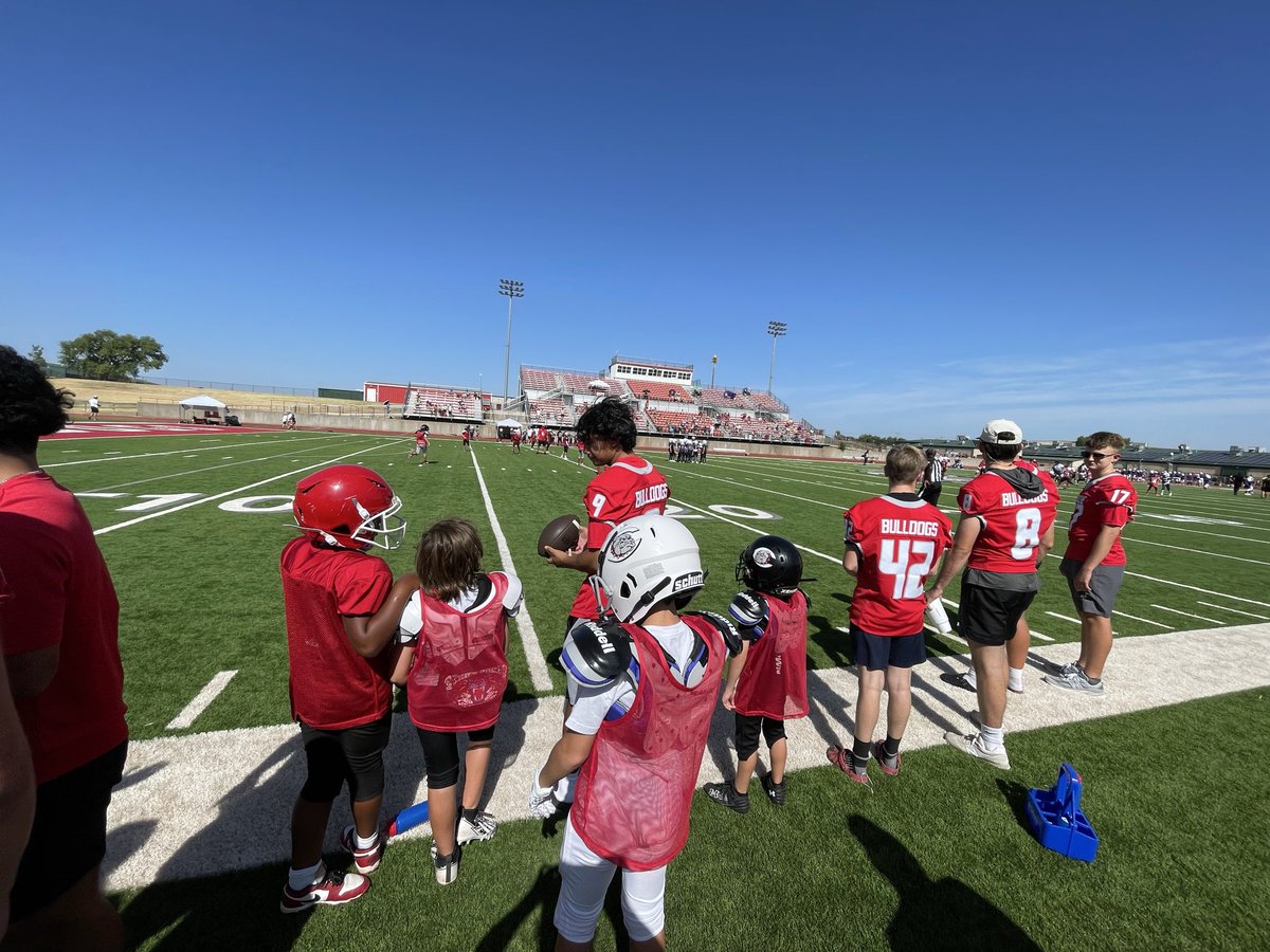 FootballCache's tweet photo. Some of high school football players volunteered to help at the Cache Youth Football’s Round Robin this morning. They handed out water, fixed helmets, and supported our youth football players in whatever way they could.

#BESTistheSTANDARD | #BETHEWHY https://t.co/N9eYMlAYbz