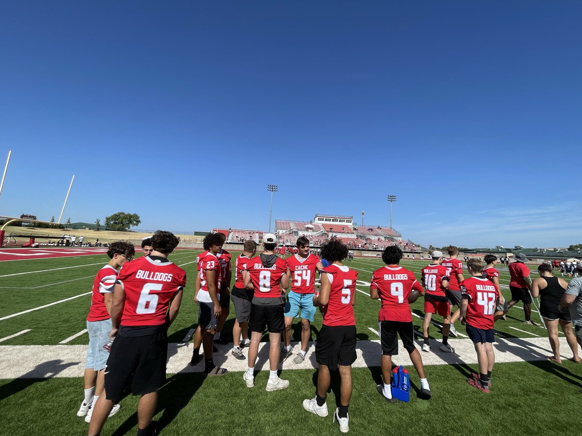 FootballCache's tweet photo. Some of high school football players volunteered to help at the Cache Youth Football’s Round Robin this morning. They handed out water, fixed helmets, and supported our youth football players in whatever way they could.

#BESTistheSTANDARD | #BETHEWHY https://t.co/N9eYMlAYbz