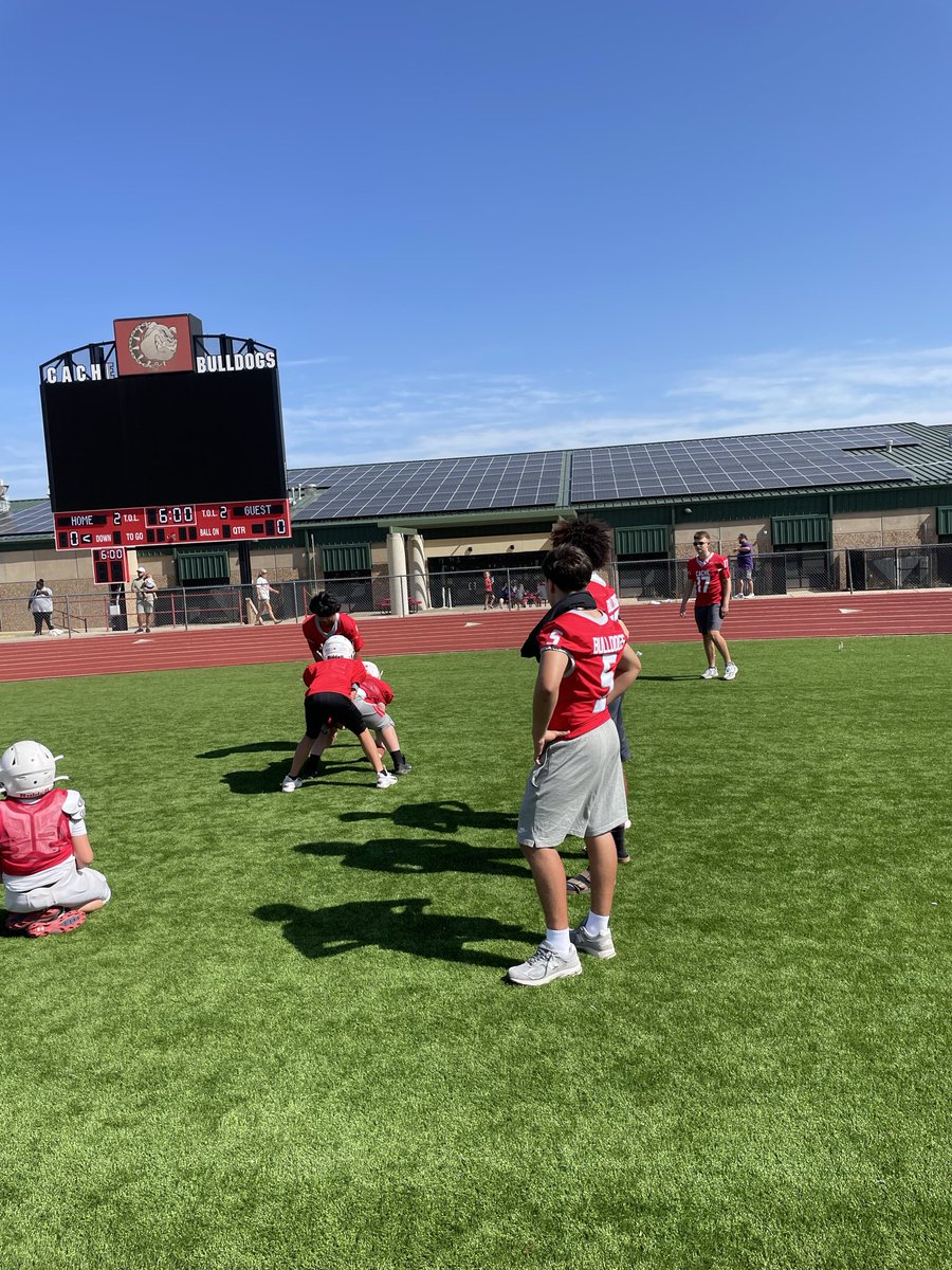 FootballCache's tweet photo. Some of high school football players volunteered to help at the Cache Youth Football’s Round Robin this morning. They handed out water, fixed helmets, and supported our youth football players in whatever way they could.

#BESTistheSTANDARD | #BETHEWHY https://t.co/N9eYMlAYbz