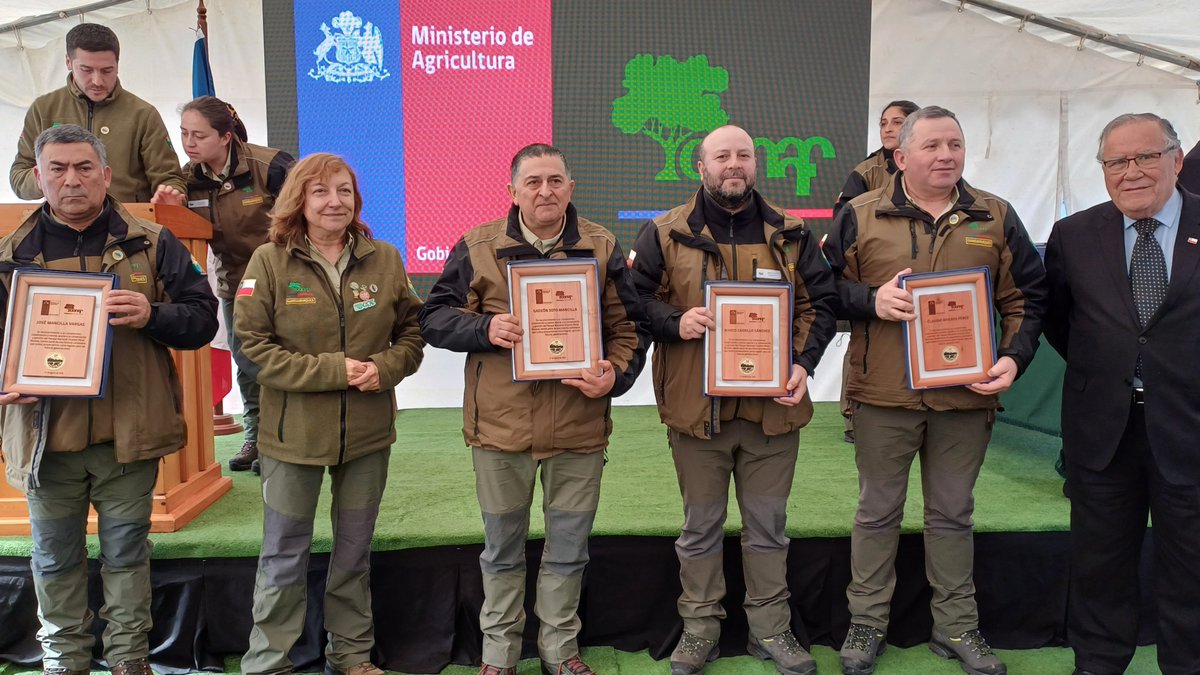 conaf_minagri's tweet photo. 📍#LOSLAGOS | ¡Hoy celebramos los 100 años de los parques nacionales en Chile!

Así es, y el Parque Nacional Vicente Pérez Rosales, el parque nacional más antiguo del país, fue el escenario de esta celebración.

La ceremonia se realizó en el sector del Lago Todos Los Santos, y contó con la presencia del Ministro de Agricultura @MinagriCL, Jaime Campos; el delegado regional @DPRLosLagos, Cristián Palma; la directora ejecutiva de #CONAF, Aída Baldini; alcalde de Puerto Varas, Tomás Gárate; además, de parlamentarios y otras autoridades regionales y locales.

En la ocasión, el ministro Jaime Campos destacó que "a partir de la creación del Parque Nacional Vicente Pérez Rosales, se comenzó a implementar en el país toda una política dirigida a fomentar la conservación, el desarrollo de las reservas naturales de Chile y eso hoy nos permite contar con más de 110 áreas protegidas en todo el país. Y esto demuestra el compromiso del Estado de Chile, y particularmente el Gobierno del Presidemte Kast, la mantención de la biodiversidad, que es un deber ineludible para nosotros".

Asimismo, la directora ejecutiva de CONAF, Aída Baldini, manifestó que "este legado de la Corporación al país cobra especial relevancia en el contexto del traspaso de las áreas protegidas al SBAP. CONAF no solo ha administrado las áreas protegidas: generó y consolidó una visión de conservación y protección ambiental en Chile. La institución traspasa al SBAP conocimiento, infraestructura y experiencia técnica y humana sólida para la protección de la flora y la fauna en ecosistemas frágiles y complejos. El SBAP recibirá así un modelo de gestión técnica capaz de administrar 18,8 millones de hectáreas con altos estándares de gobernanza".

En tanto, el alcalde de Puerto Varas, Tomás Gárate, resaltó que "desde el municipio estamos colaborando con el parque, impulsando el primer plan local de infraestructura pública y gestión para un parque nacional. Toma como base el plan de manejo, pero lo lleva a código de proyecto, cuales son todas las infraestructuras necesarias para resguardar la conservación de la biodiversidad, el bienestar de su comunidad y el desarrollo del turismo de intereses especiales".

Durante la ceremonia, además, se entregaron reconocimientos a guardaparques, actores locales, comunidades indígenas, ONGs e instituciones que, de alguna forma, han aportado al desarrollo del Parque Nacional Vicente Pérez Rosales.