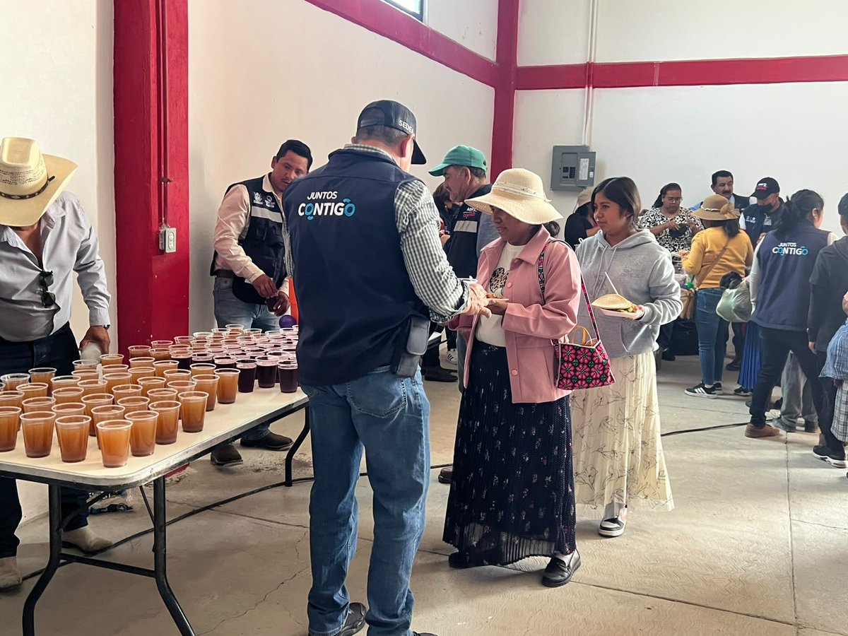 SedeaQro's tweet photo. ¡Gran convivencia familiar en Santiago Mexquititlán, Amealco! 🤝✨
Desde el Auditorio San Felipe, llevamos el programa #AquíContigo y Tu Familia. Con el respaldo del gobernador @makugo, seguimos cerca de nuestra gente y fortaleciendo a Querétaro. 💙 https://t.co/Rqfjt0okK3