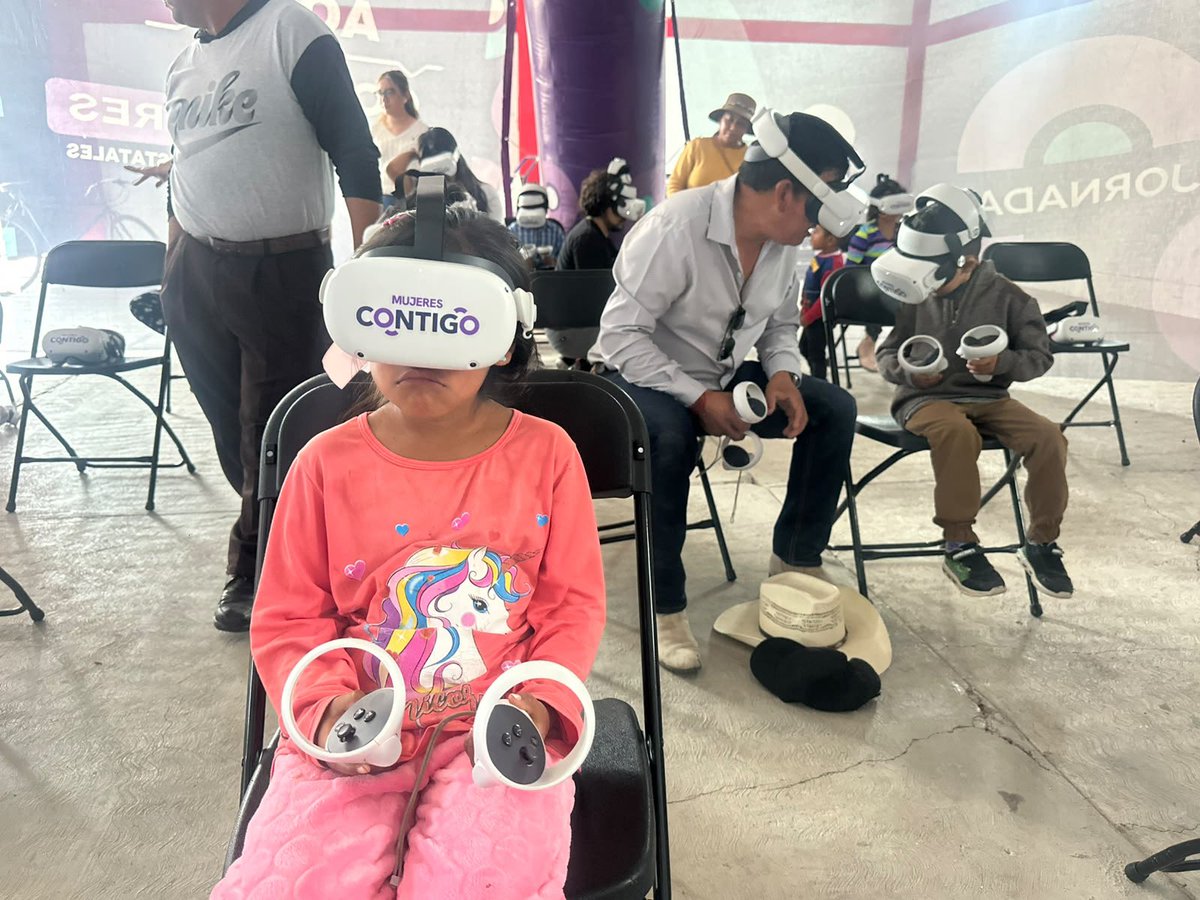SedeaQro's tweet photo. ¡Gran convivencia familiar en Santiago Mexquititlán, Amealco! 🤝✨
Desde el Auditorio San Felipe, llevamos el programa #AquíContigo y Tu Familia. Con el respaldo del gobernador @makugo, seguimos cerca de nuestra gente y fortaleciendo a Querétaro. 💙 https://t.co/Rqfjt0okK3
