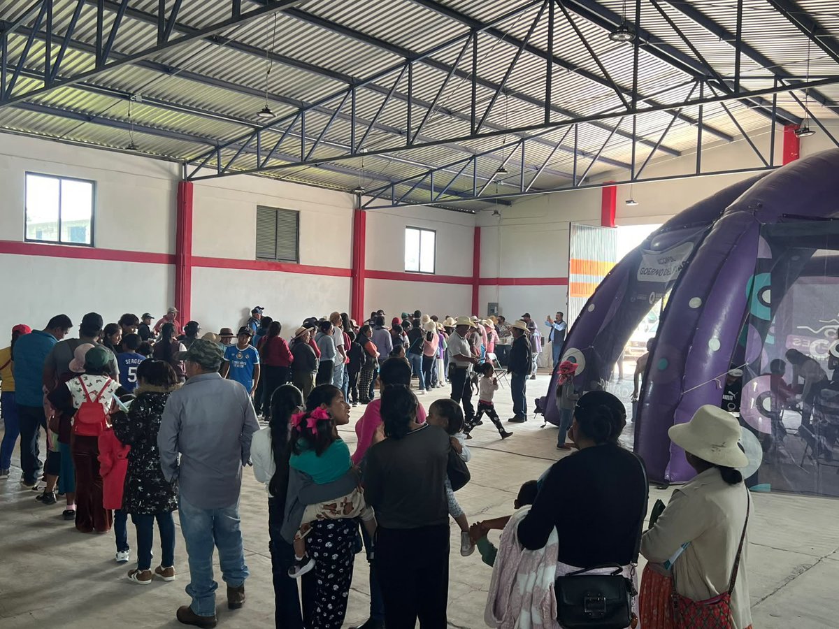 SedeaQro's tweet photo. ¡Gran convivencia familiar en Santiago Mexquititlán, Amealco! 🤝✨
Desde el Auditorio San Felipe, llevamos el programa #AquíContigo y Tu Familia. Con el respaldo del gobernador @makugo, seguimos cerca de nuestra gente y fortaleciendo a Querétaro. 💙 https://t.co/Rqfjt0okK3