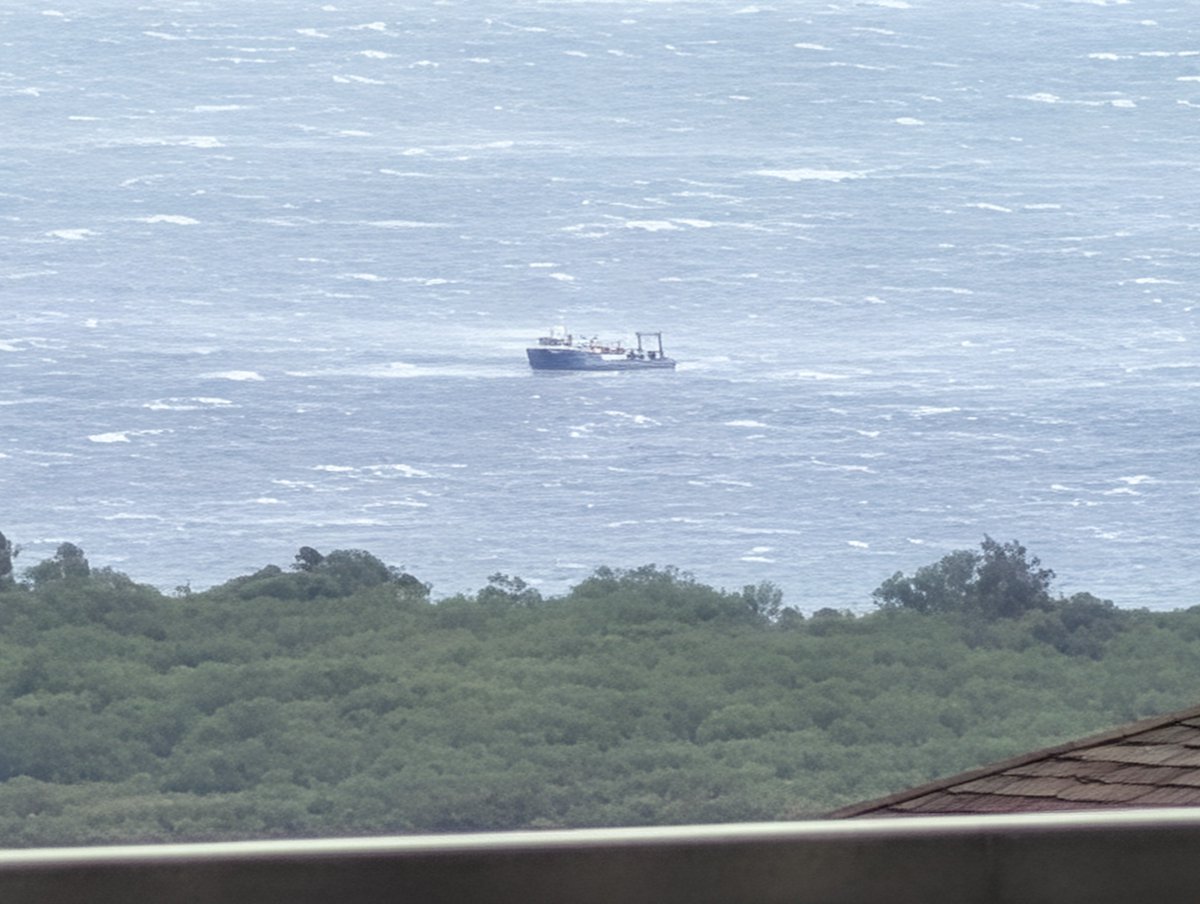 kelbryan's tweet photo. Trawler coming dangerously close to Puako Beach, Big Island, Hawaii #LaLa https://t.co/7NWshgy8ed