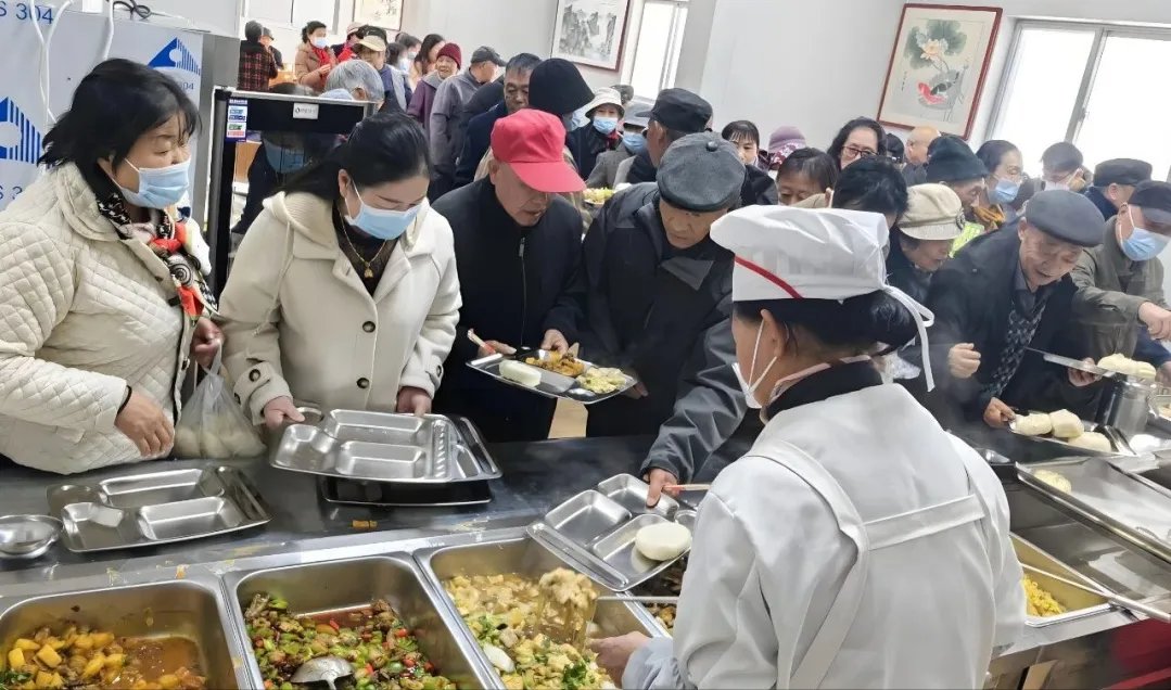 ssstarry's tweet photo. Spent 3hrs at the city community food bank today packing meal kits for 120 local families in need. Small actions add up to big warmth. Grateful for every smile I got from the volunteers around. #VolunteerForGood https://t.co/QTdHjU3wNI