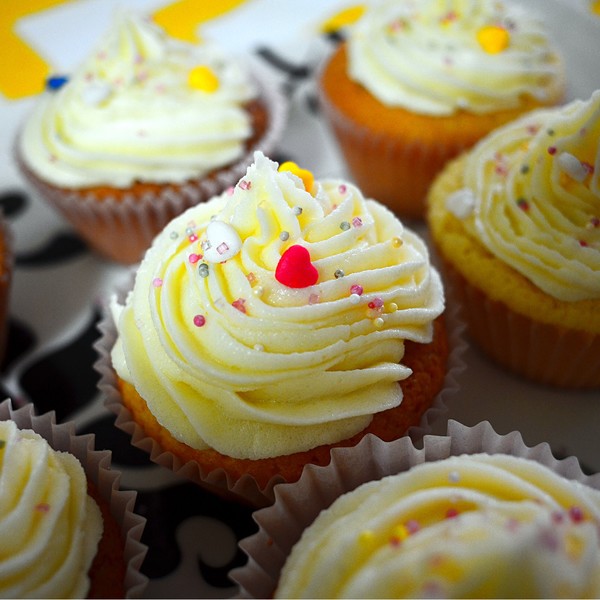 EBlanda30079's tweet photo. Just pulled the fluffiest vanilla sour cream cupcakes out of the oven, and the kitchen smells like heaven —baking hits different when you get those soft, cakey bites right!， https://t.co/ZXSjHswWVh