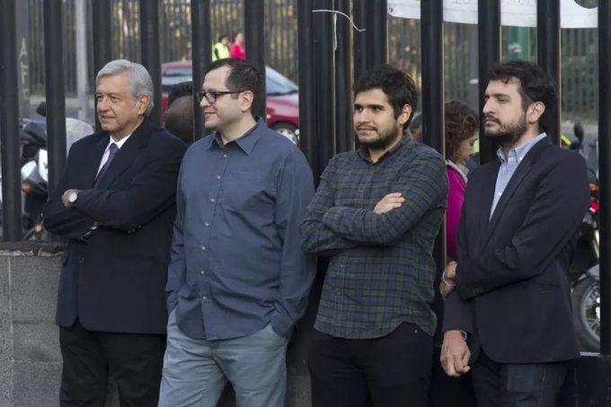 PFifiona's tweet photo. Los hijos de López Obrador jamás han tenido un cargo público en el gobierno, ni han sido candidatos a ningún puesto de elección popular.

Que todo el narcogobierno salga a defenderlos porque les quitaron su visa solamente demuestra que Morena no es un partido, sino una secta... https://t.co/sAoj4AilPx