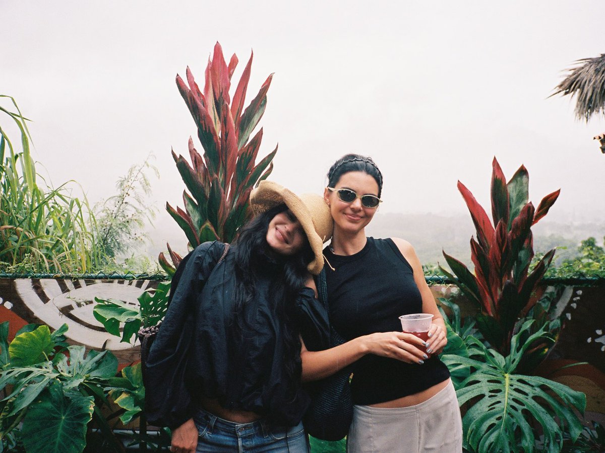 archivekend's tweet photo. jenner sisters https://t.co/ijC75KBsur