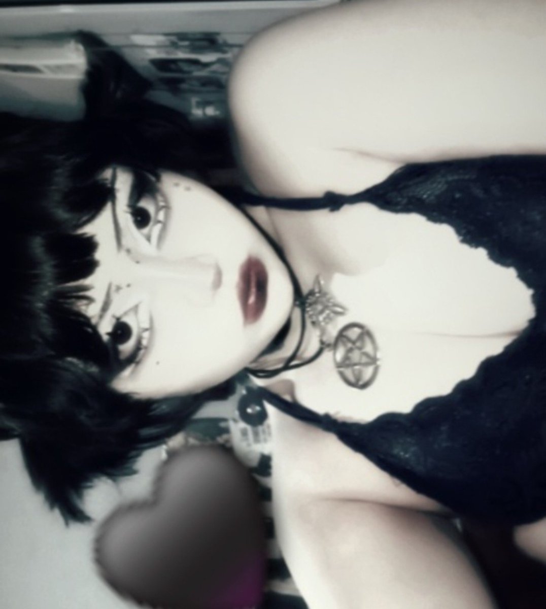 lunitagonz66's tweet photo. Do you wanna play with me? 😋
#sellingcontent #gothgirl https://t.co/tsFBl0Y4pS